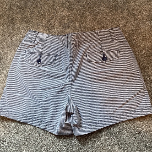 St. John’s Bay Women’s Pinstriped Shorts Blue White 5” Inseam sz 10 Like New - Picture 5 of 6